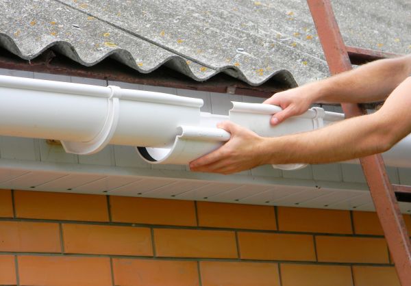 Gutter Hanging in Toccoa